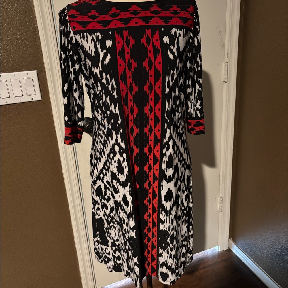 Sandra Darren Black and Red Geometric Dress